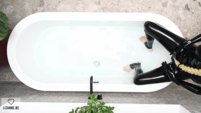 Lizanne: Latexdoll in the Bathtub