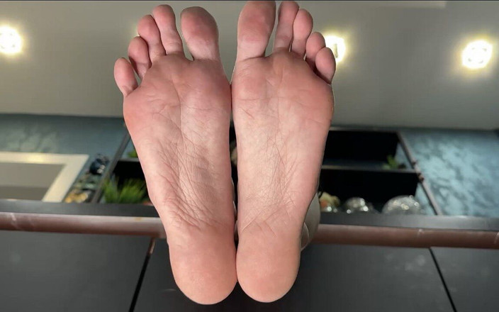 Julia domaina: लंबे पैर की उंगलियों के साथ मेरे सुंदर तलवों, काले toenails पोलिश