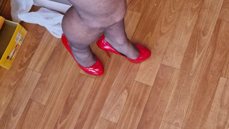 Milosbroz: 穿着红色高跟鞋行走