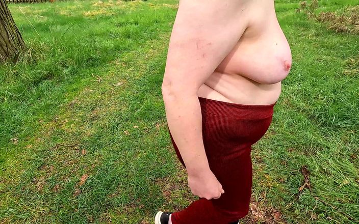 Bouncy Tits Action: Naakte borsten slaan in barbecue hut