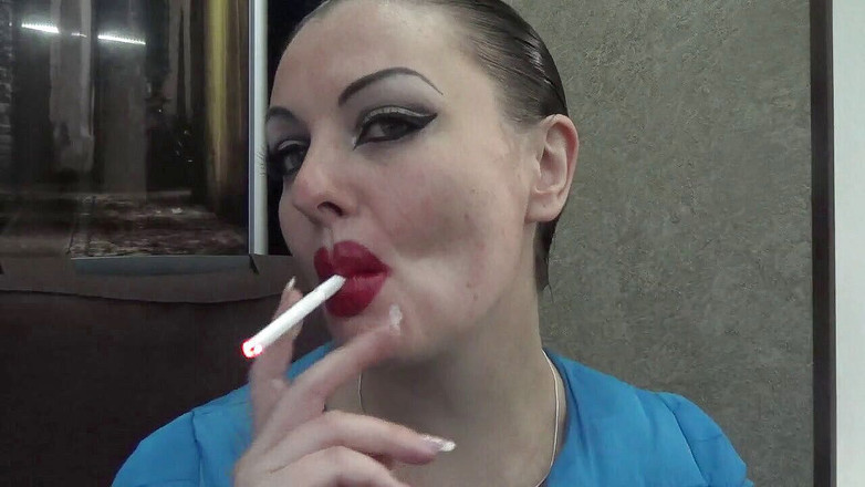 Goddess Misha Goldy: Sexy make-up obrovské červené rty kouří