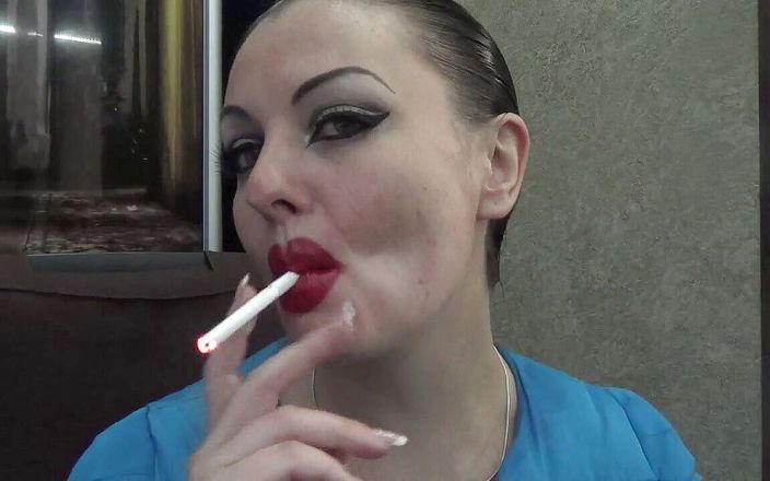 Goddess Misha Goldy: Sexy make-up obrovské červené rty kouří