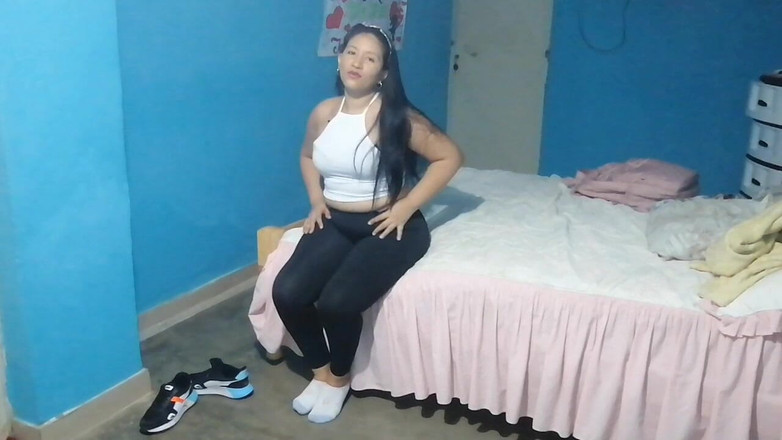 Sexysweet0455: Genç üniversiteli kız yorgun bir şekilde eve geliyor ve büyük götünü görebilmesi...