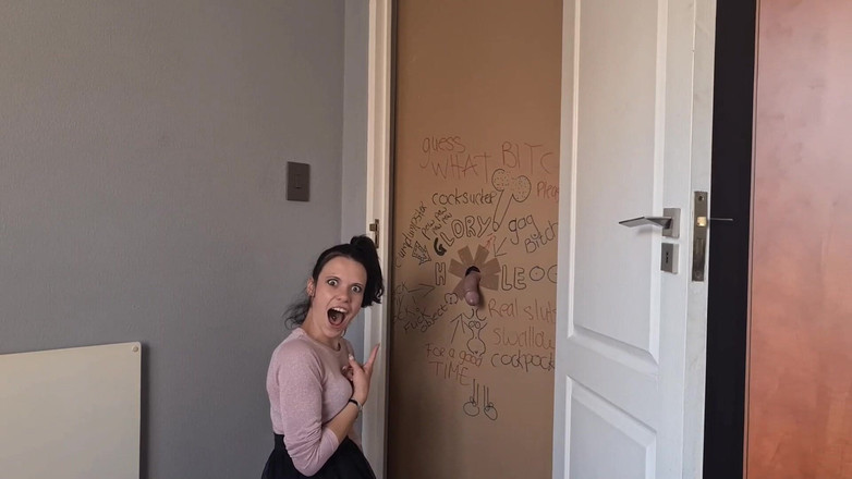 domslutfucker: 痩せた女の子がグローリーホールでチンコをしゃぶり、服を脱いでいる