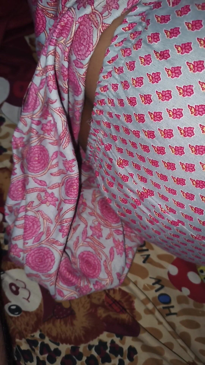 RoboticApple28: Une femme desi se fait baiser la chatte pendant un...