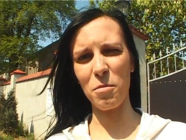 POV Orgasms: Piękna brunetka masturbuje się przed robieniem loda w akcji POV