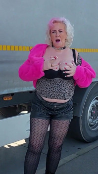 ¡La seductora abuela alemana está lista para provocar un poco de diversión salvaje e inolvidable!