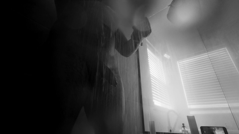 Ivan the Pleasure Dom: ストレートの既婚男性がシャワーでディルドを抱く(パート1)