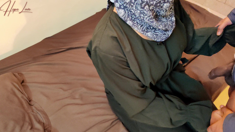 Hope Love: Мусульманська жінка в хіджабі зі зведеним братом.