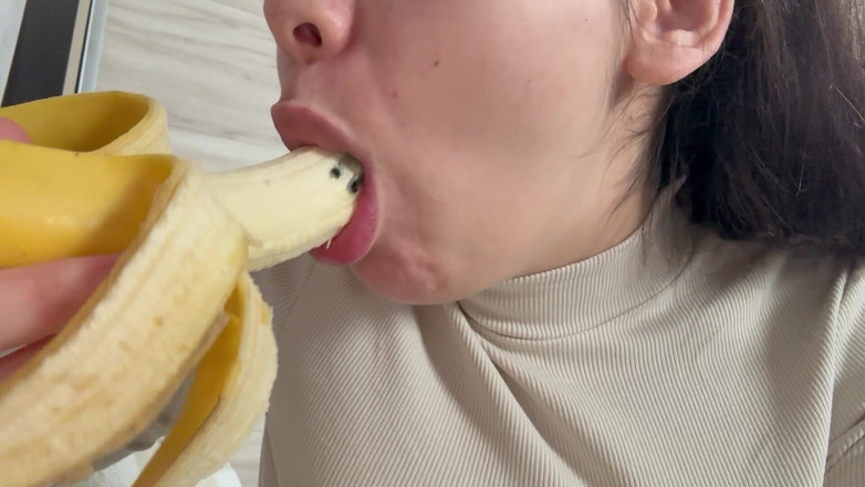 AmayaMori: Mama vitregă uriașă mănâncă o banană, dar vede