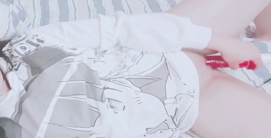 Hana Lily: Mainin memek sempitnya pakai dildo