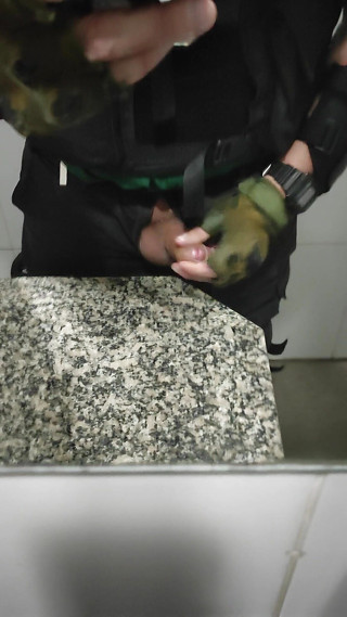 Guivideos: Soldier Masturbation in the Army
