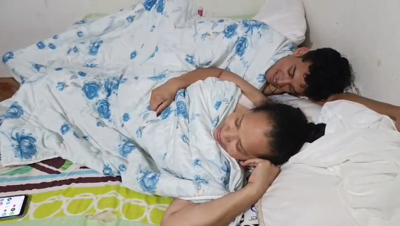 Milfcaliente69: Dzielę łóżko z moim pasierbem, nie mogliśmy się oprzeć i skończyłem...