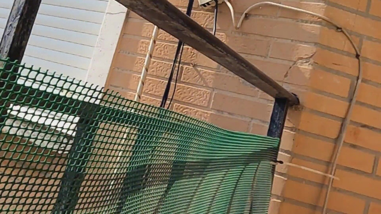 Cool Body: Il ragazzo in spandex viene sul balcone di fronte all'intero...