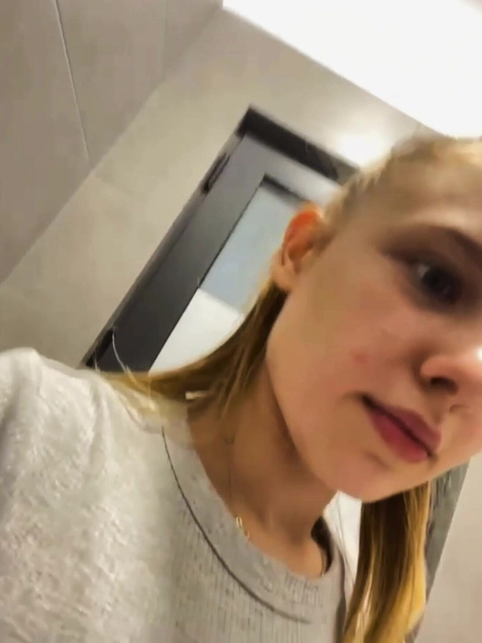 JuiceLussie: Tvrdá masturbace v tělocvičně