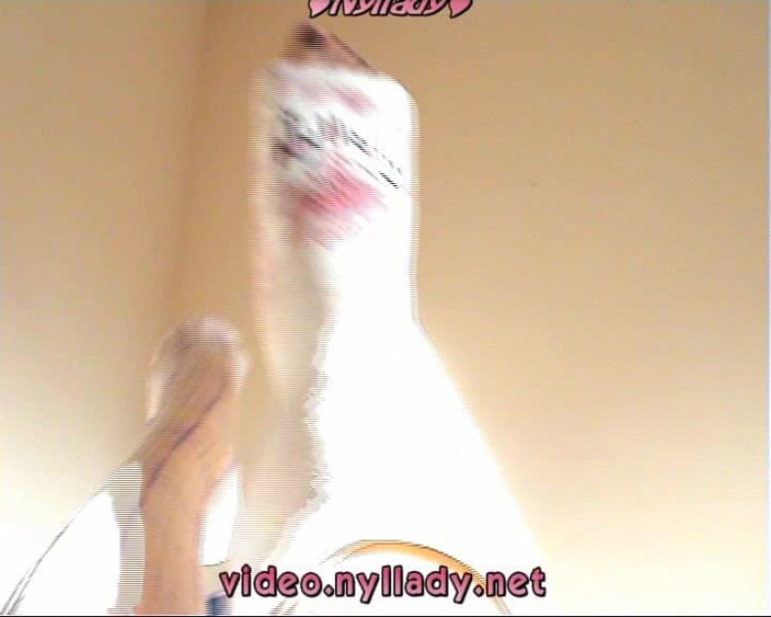 Nyllady: Gioco con le mie gambe ed le calze di nylon
