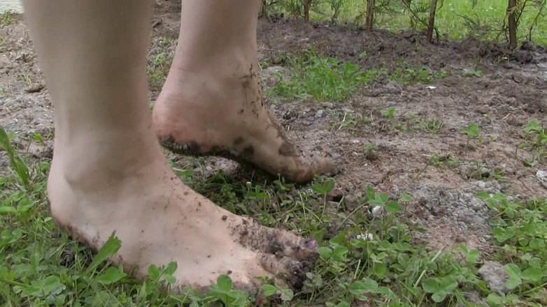Yvette xtreme: Schmutzige füße im garten