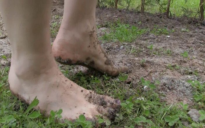 Yvette xtreme: Dirty feet in the backyard