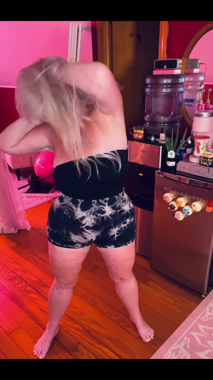 PaintedRose: Сексуальна солодка дурна розтяжка, б'юся об заклад, ви знаєте одну з причин, чому важливо залишатися лімбером.. Скажи мені, як ти хотів би добре розтягнути його?