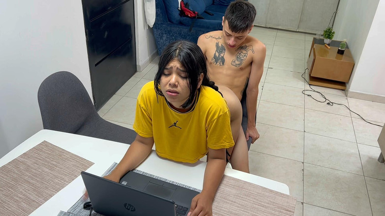 zacymaddy: Fotto la mia timida sorellastra al centro delle sue classi...