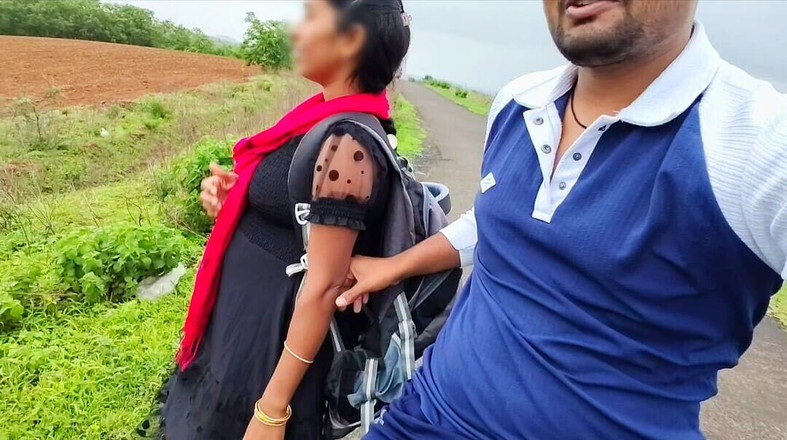 Premi pooja: 大学から帰宅した村の女の子