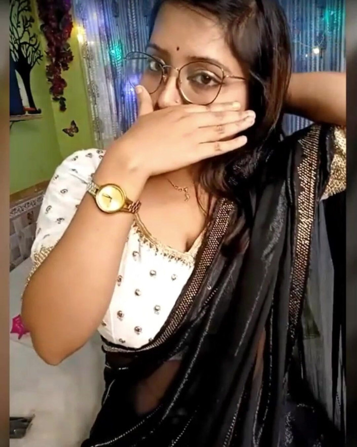 Black Beauty: Indiana menina mostrando seus peitos grandes naturais e bunda grande...