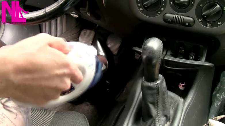Nyllady: Aspirando meu carro de salto alto e shorts jeans