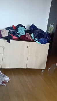 Wanita amatur berseronok mencuba pakaian dan memotongnya