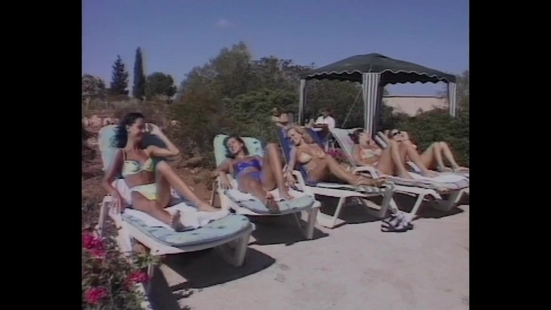 MMV and Eroticplanet Clips: 火辣的阴户准备在海滩上他妈的