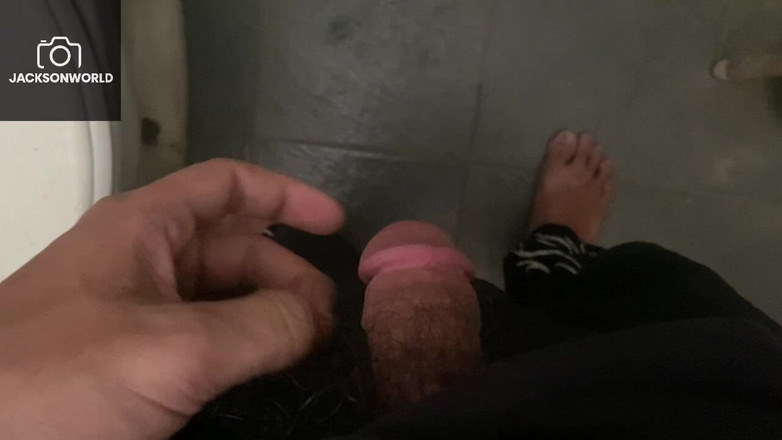 Jackson World: Застукали за принятием частного момента в ванной