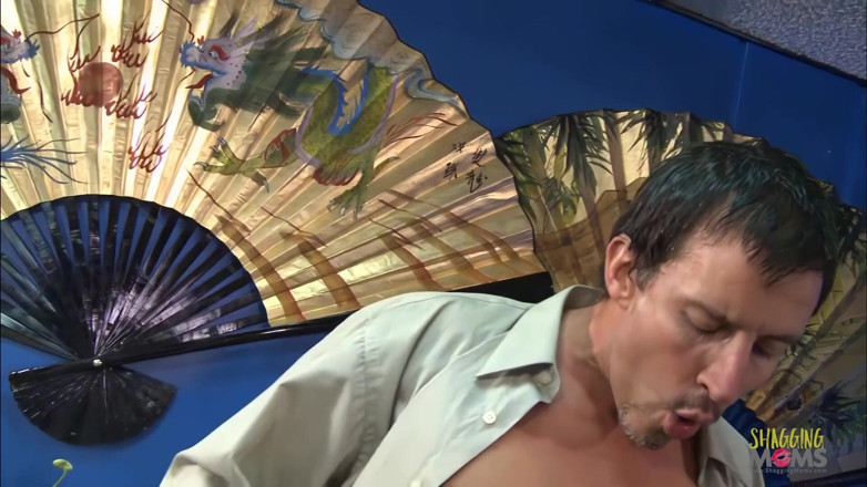 Granny Outlet: 사무실에서 상사와 섹스할 수 있는 거유의 아름다운 금발 밀프