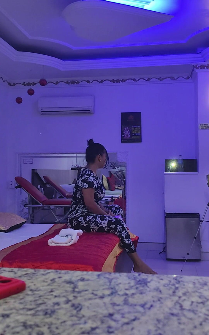 Crisanto999: Ma belle-mère m’a invitée à baiser dans un hôtel