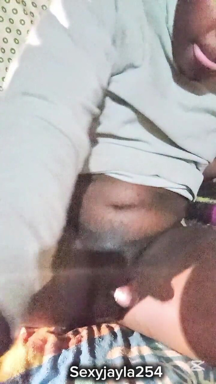 Sexyjayla254: Vuốt ve con cặc của tôi trên giường cho đến khi...