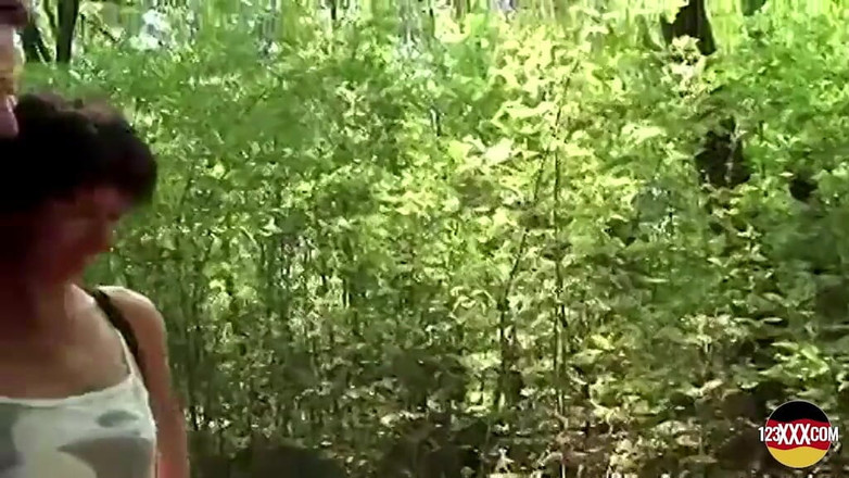 123XXX - 100% Amateurs: La morena mayor ama la acción al aire libre con...