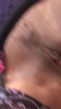 India schätzchen mag es, schwanz zu lutschen und es auf ihre titten zu bekommen