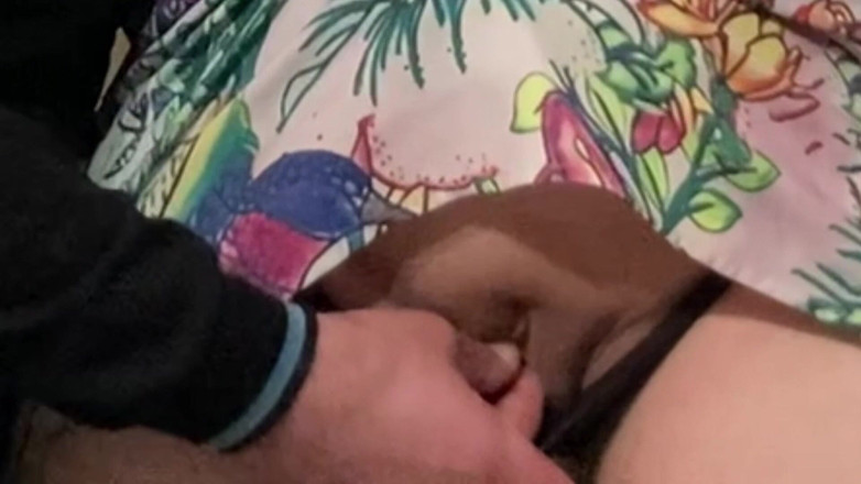 Niki studio: Совершенно незнакомец трет бритую киску в метро