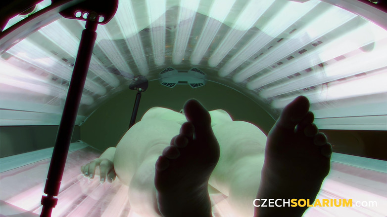 Czech Solarium: Tjeckiskt Solarium 26: Brunett sola och exponerar sin tajta fitta