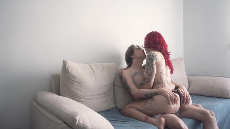 Cedric and Sofi: Pasangan Amatur Fucks Sensually Di Sofa