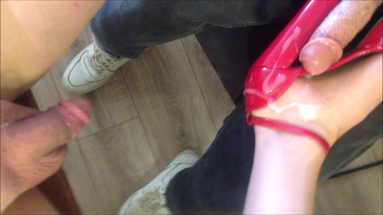 cd_aysemmm: 我年轻的继子第一次高潮