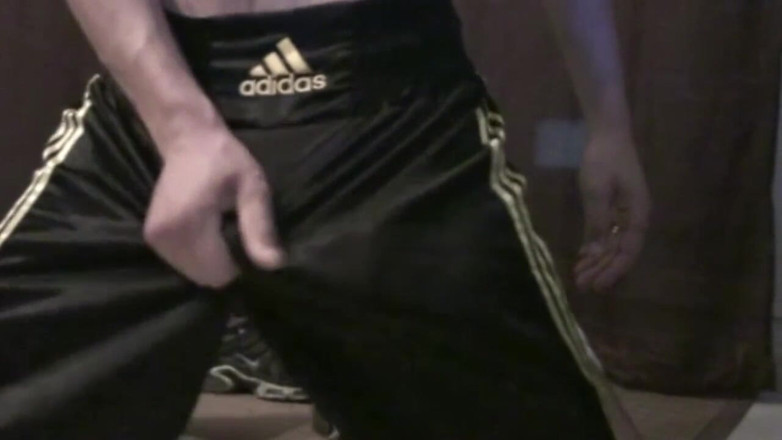 Sneaker gay: Masturbation sniffing sneakers