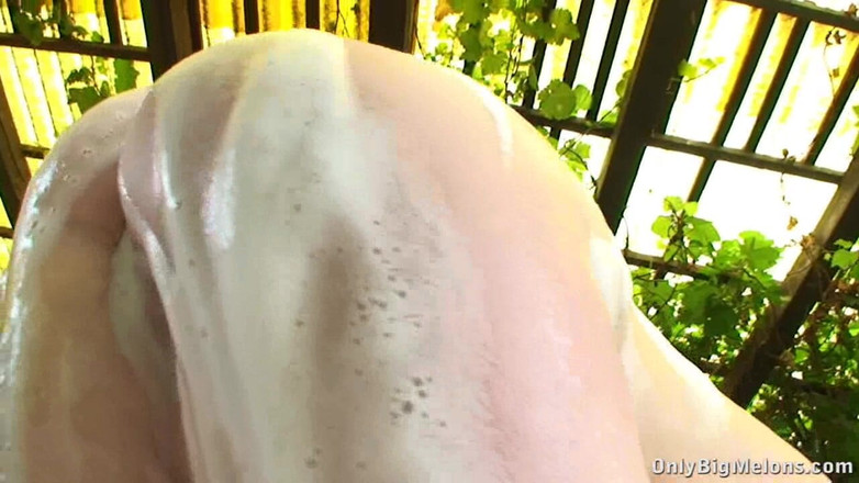 Only Big Melons: Peituda lavando carro da puta