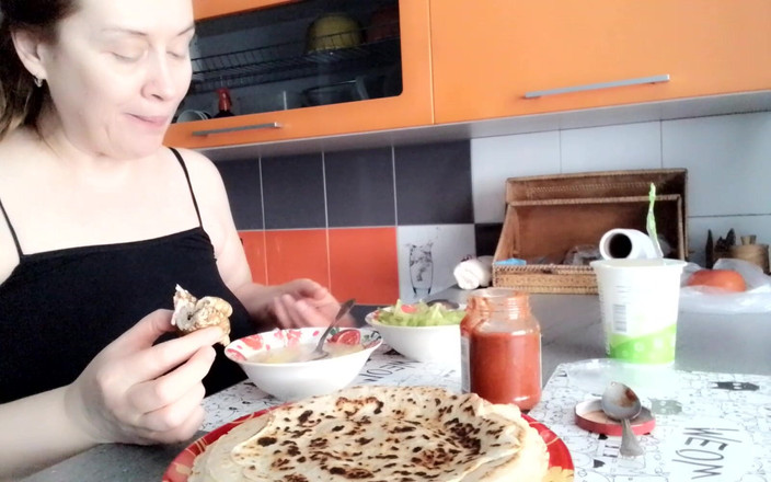 VikkiGeorgia: Eu estou comendo