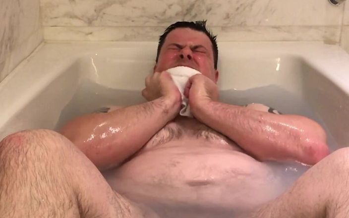 Uktattooedchub: Un grande ragazzo paffuto nel bagno