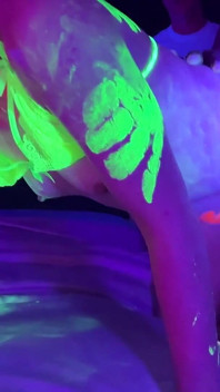 Vidéo Complète - Soirée Glow! Gangbang Bukkake Pour Une Salope Avide De Sperme - Cliff Media Productions