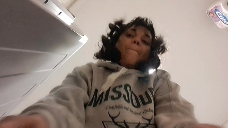 Mommy big hairy pussy: 熟女不穿内裤打扫淋浴