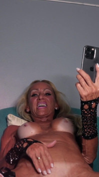 Máma Miluje Sání Prstů a Kundičky