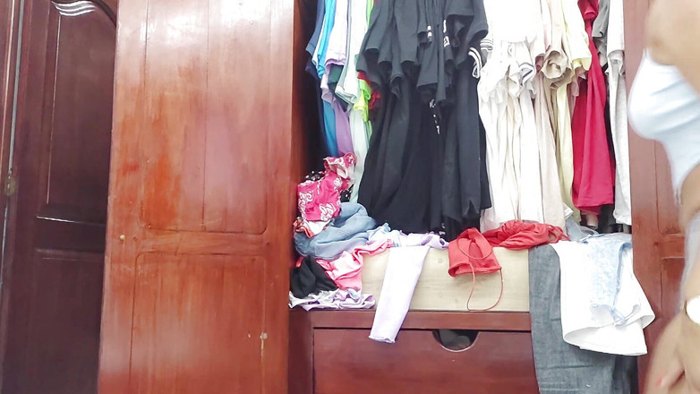 Katrina4deluxe: Велика дупа покоївки демонструє свої вигини