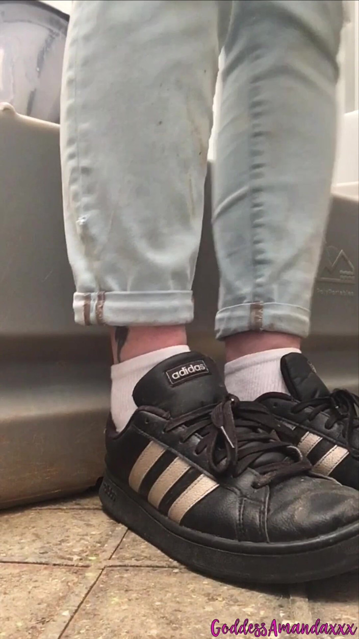 Goddess Amanda: 화장실에 네 번 가는 매력적인 갈색 머리