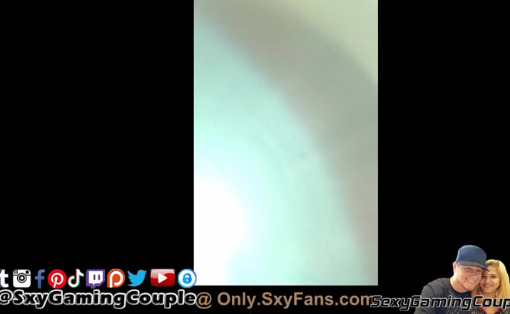 SexyGamingCouple: Pregnant wife peeing on overpass