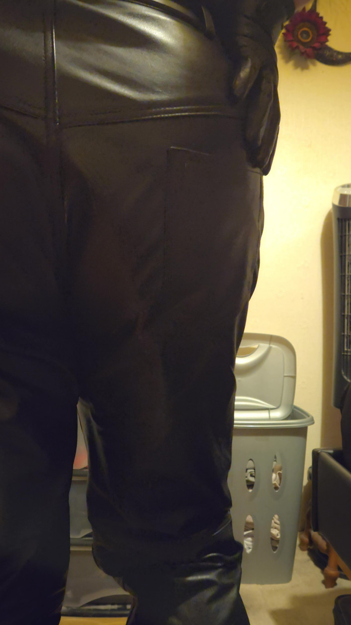 Leatherman63: Скрипим в моих новых кожаных брюках